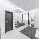 Pearl & White Luxury Residences Apartmán *